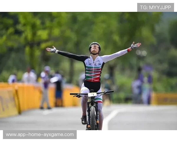 自行车赛终点处意外的换位秀出英雄