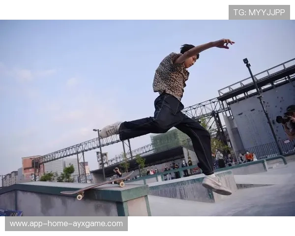 滑板公园赛出现连翻三周动作，裁判差点忘了扣分