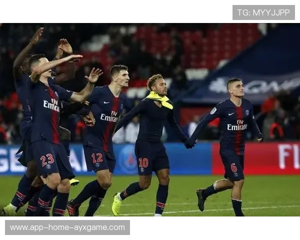 巴黎强势保持阵地推进,法比安控球从容