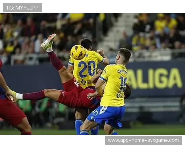 足球友谊赛倒钩破门惊艳全网，打破常规，刷新视觉冲击！