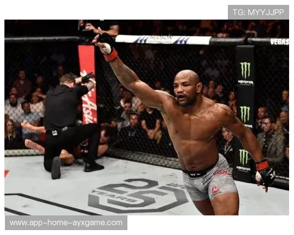 UFC激战！拳手血战到底，满脸鲜血的英雄瞬间点燃赛场热血