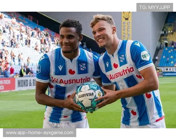 费耶诺德中前场在比赛中发挥出色配合